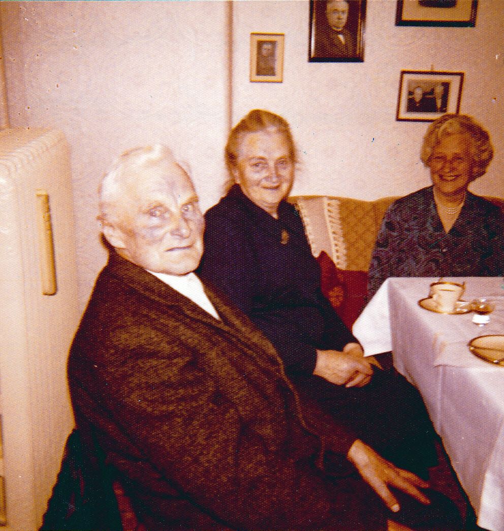 Lütje og Lise Hemmsen sammen med Christine Rasmussen (tante Didde).
