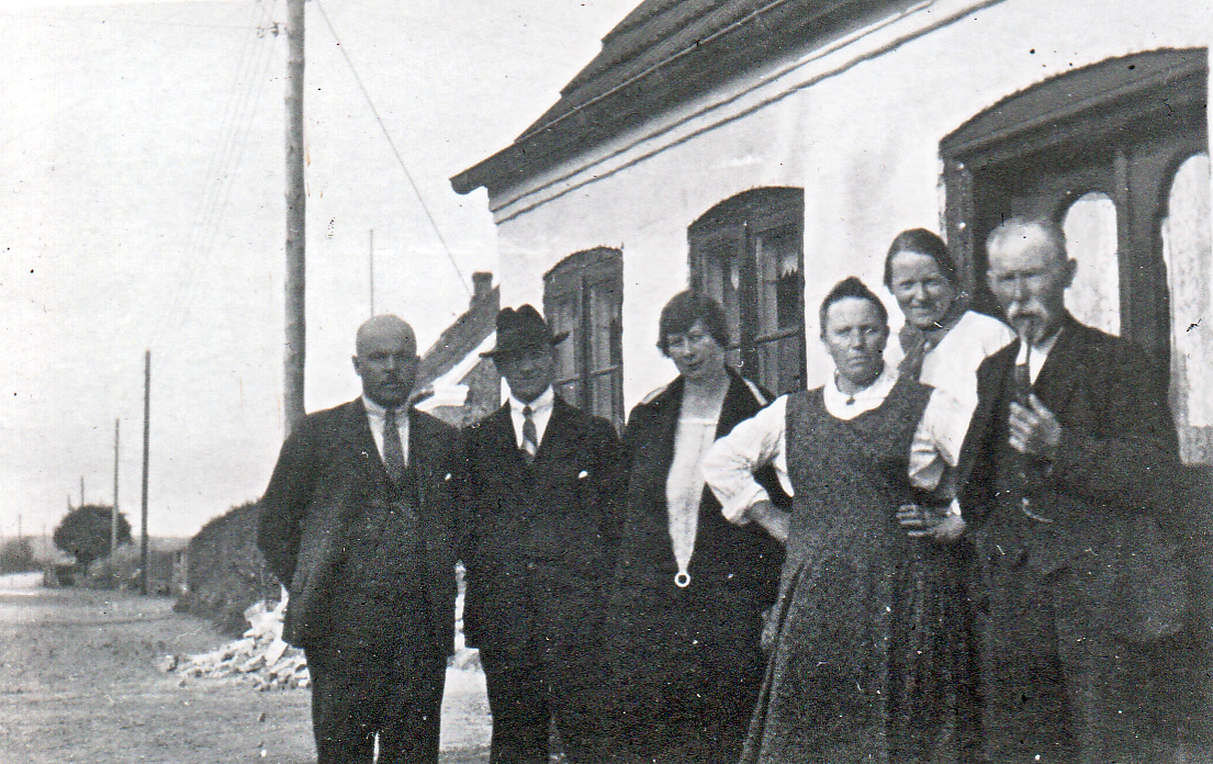 Hans Holm Rasmussen/Cecilie Svendsen sammen med et par børn foran deres hus.